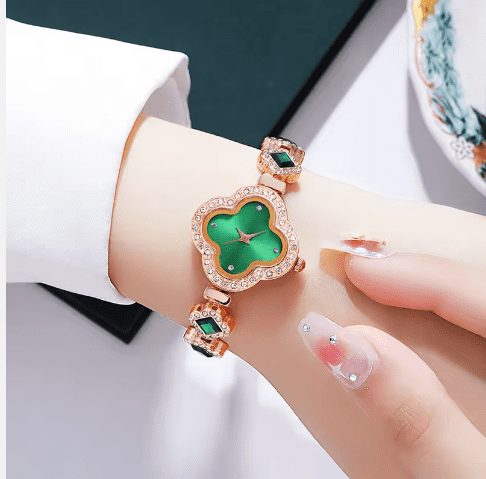 Montre tendance pour femme avec pétales de trèfle à quatre feuilles